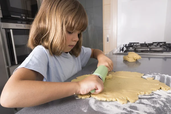 Lilla flickan att göra cookie deg — Stockfoto