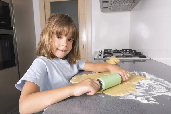 Gadis kecil membuat adonan kue — Stok Foto