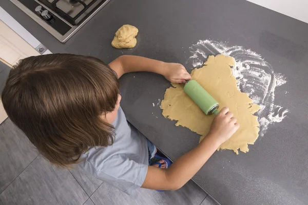 Lilla flickan att göra cookie deg — Stockfoto