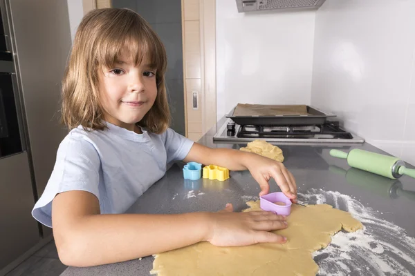 Lilla flickan att göra cookie deg — Stockfoto