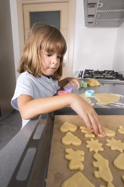 Маленька дівчинка робить тісто для печива — стокове фото
