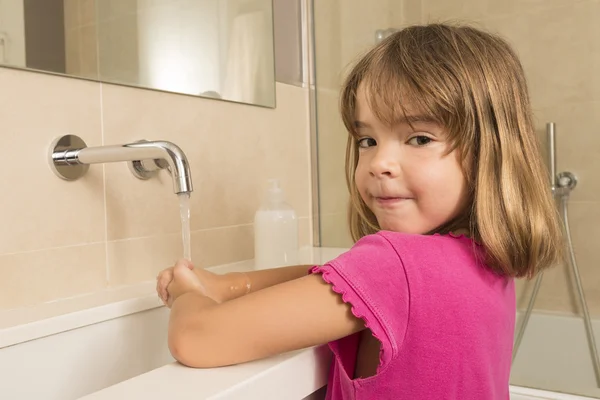 Lavado de niños manos — Foto de Stock