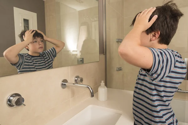 genç çocuk aynaya bakıyorum