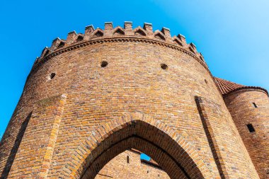 Varşova Barbican veya Barbakan Warszawski Polonya 'nın eski Varşova kentinde