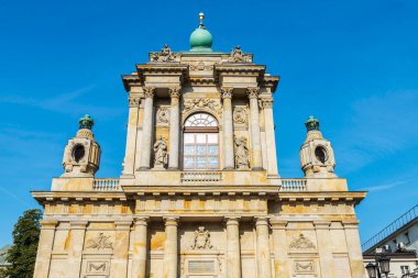 Polonya 'nın Varşova kentindeki Bakire Meryem ve Aziz Joseph Kilisesi veya Karmelit Kilisesi.