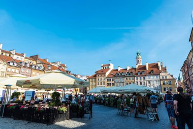 Varşova, Polonya - 1 Eylül 2018: Eski Şehir Pazarı veya Rynek Starego Miasta, barı ve restoranları olan ve Polonya 'nın eski Varşova kentinde yaşayan insanlar