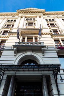 Varşova, Polonya - 1 Eylül 2018: Eski Varşova, Polonya 'daki Krakowskie Przedmiescie' de lüks bir Koleksiyon Oteli olan Bristol Oteli 'nin cephesi