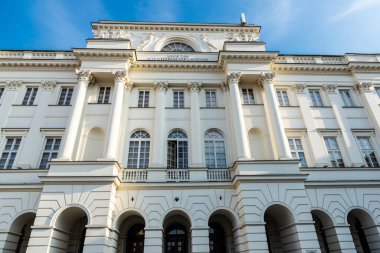 Varşova, Polonya - 1 Eylül 2018: Staszic Palace, Polonya 'nın eski Varşova, Polonya' daki Krakowskie Przedmiescie Bilim Akademisi 'nin merkezi