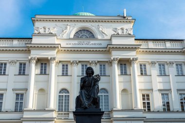 Varşova, Polonya - 1 Eylül 2018: Polonya 'nın eski Varşova kenti Varşova' daki Polonya Bilimler Akademisi 'nin merkezi olan Staszic Palace' daki Nicolaus Kopernicus Anıtı