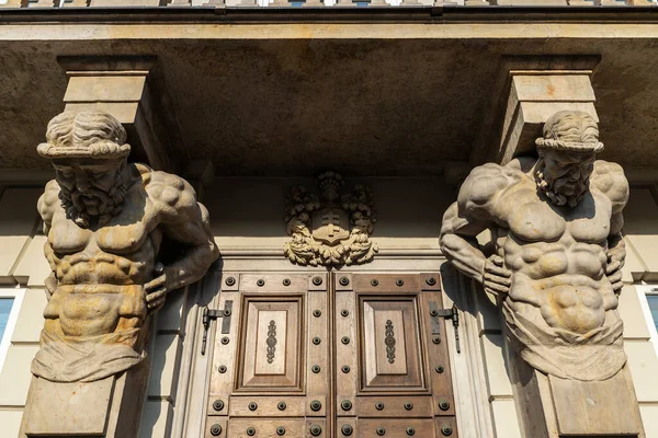 Fasad Med Klassiska Grekiska Skulpturer Warszawauniversitetet Eller Uniwersytet Warszawski Krakowskie — Stockfoto