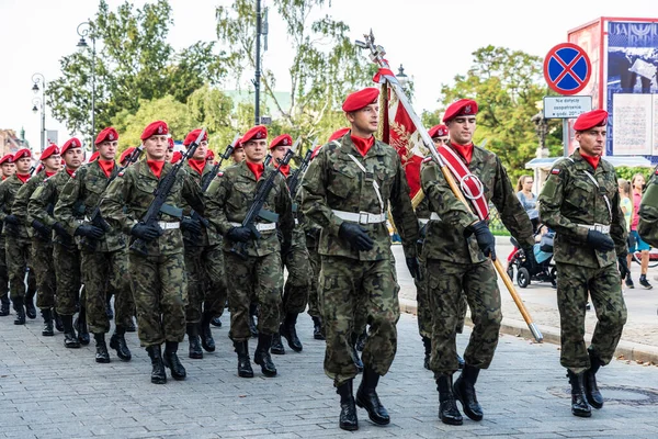 Varsovia Polonia Septiembre 2018 Desfile Militar Soldados Krakowskie Przedmiescie Casco — Foto de Stock