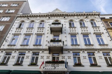 Polonya 'nın eski Varşova kentindeki eski bir klasik binanın cephesi