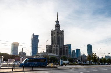 Varşova, Polonya - 1 Eylül 2018: Kültür ve Bilim Sarayı veya PKiN ve Polonya 'nın merkezindeki modern cam gökdelenler