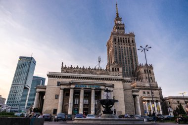 Varşova, Polonya - 1 Eylül 2018: Kültür ve Bilim Sarayı veya PKiN ve Muzeum Techniki Müzesi Orta Varşova, Polonya