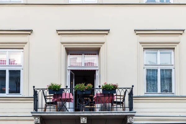 Balkon Mit Tischen Und Stühlen Zum Mittag Oder Abendessen Nowy — Stockfoto