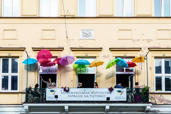 ポーランド ワルシャワ 2018年9月1日 今すぐスイス 多色の傘とポーランドの旧市街の周りの人々とバーのあるショッピングストリート — ストック写真