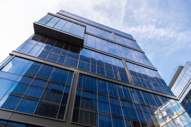 Orta Varşova, Polonya 'da modern bir ofis gökdeleninin alçak açılı çekimi 