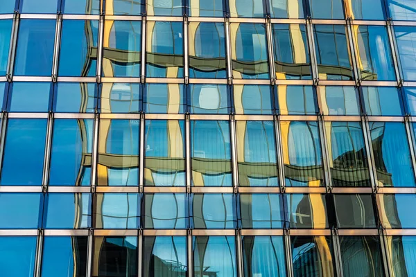 Reflexion Eines Modernen Bürohochhauses Als Abstrakter Hintergrund Zentrum Von Warschau — Stockfoto