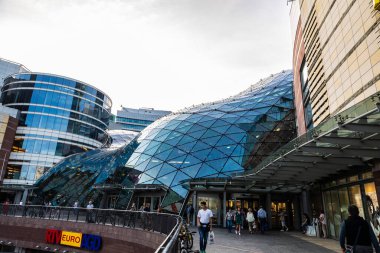 Varşova, Polonya - 1 Eylül 2018: Zlote Tarasy veya Golden Terraces, Varşova, Polonya 'da insanlarla dolu bir alışveriş merkezi