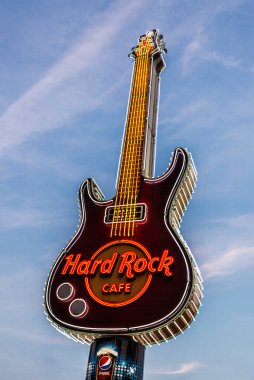 Varşova, Polonya - 1 Eylül 2018: Zlote Tarasy veya Golden Terraces 'de gitarlı Hard Rock Cafe' nin Logosu, Polonya, Varşova 'daki alışveriş merkezi