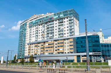 Varşova, Polonya - 2 Eylül 2018: Towarowa caddesi, Varşova, Polonya çevresindeki insanların bulunduğu modern konut binaları cephesi