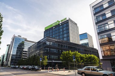 Varşova, Polonya - 2 Eylül 2018: Varşova, Polonya 'da insanlarla Getin Noble Bank Cephesi 