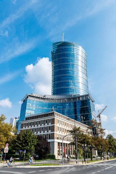 Warschau Polen September 2018 Warschauer Kirchturm Neomodern Bürogebäude Mit Menschen — Stockfoto