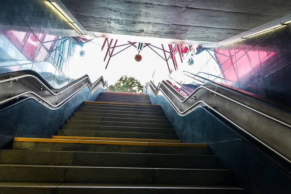 Varsóvia Polônia Setembro 2018 Escada Uma Estação Metrô Varsóvia Polônia — Fotografia de Stock