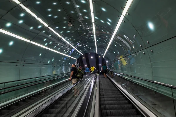 Varsovie Pologne Septembre 2018 Escalator Avec Des Gens Dans Une — Photo