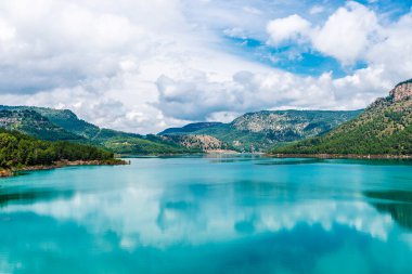 Puebla de Arenoso ve Montanejos 'daki Arenos Barajı' nda sakin su, Castellon, İspanya