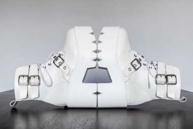 Tokalı, bağcıklı, plastik tabanlı modern beyaz platform çizmeleri.
