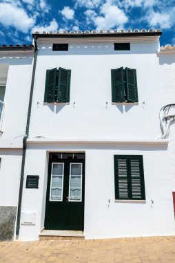 İspanya 'nın Balearic Adası, Menorca' da yaz mevsiminde Fornells köyündeki Beyaz Saray