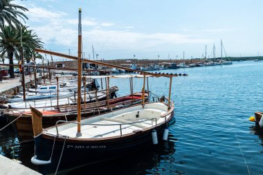 Fornells, İspanya - 21 Temmuz 2021: Tekneler ve yelkenliler Fornells, Menorca, Balearic Island, İspanya
