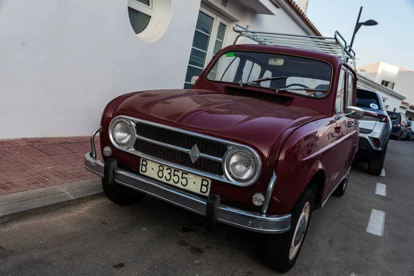 Fornells Spanien Juli 2021 Granat Renault Super Auto Mit Dachgepäckträger — Stockfoto