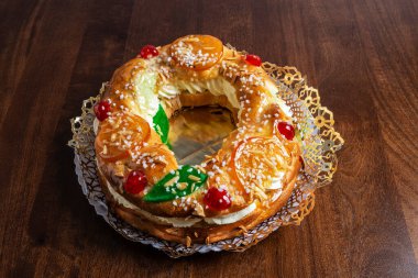 Tortell de reis ya da kral keki, krema, reçel, melek saçı, katalonya, İspanya gibi çeşitli malzemelerle doldurulmuş ve brioche hamuru, puf böreğinden yapılmış Katalan ve Occitan mutfağının tipik bir pastasıdır.