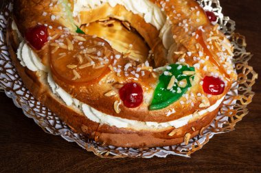 Tortell de reis ya da kral keki, krema, reçel, melek saçı, katalonya, İspanya gibi çeşitli malzemelerle doldurulmuş ve brioche hamuru, puf böreğinden yapılmış Katalan ve Occitan mutfağının tipik bir pastasıdır.
