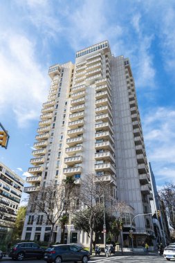 Barselona, İspanya - 24 Şubat 2022: Diagonal Bulvarı 'ndaki Atalaya Kulesi, İspanya Katalonya, İspanya 