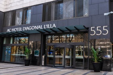 Barcelona, İspanya - 24 Şubat 2022: Diagonal Bulvarı 'ndaki AC Hotel Diagonal Illa' nın girişi, Barcelona, Katalonya, İspanya 'nın bir alışveriş caddesi. 