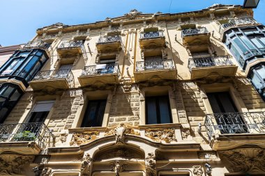 Tortosa, Tarragona, Katalonya, İspanya 'da bir katalan modernizm evi cephesi 