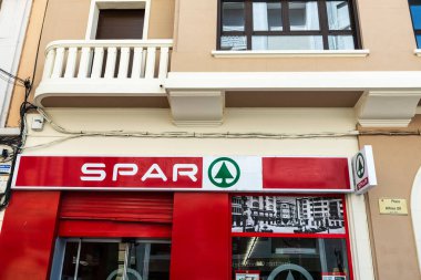 Tortosa, İspanya - 13 Mayıs 2022: Tortosa, Tarragona, Katalonya, İspanya 'da bir spor süpermarketinin cephesi 