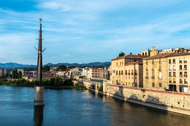 Ebro Muharebesi anısına Tortosa, Tarragona, Katalonya, İspanya 'da Ebro nehrindeki Francoist anıt 
