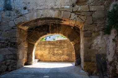 Eski Tortosa, Tarragona, Katalonya, İspanya 'daki Portal dels Jueus veya Yahudi Geçidi 