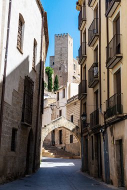 Şu anda Tortosa, Tarragona, Katalonya, İspanya 'daki eski bir kasabadan bir otele dönüştürülmüş Suda Kalesi manzarası 