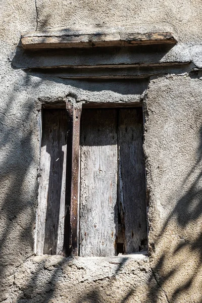 Παλιό Εγκαταλελειμμένο Παράθυρο Καλυμμένο Ξύλο Στην Παλιά Πόλη Tortosa Tarragona — Φωτογραφία Αρχείου