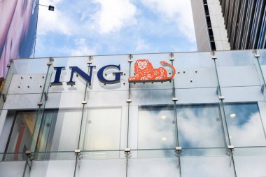 Barselona, İspanya - 3 Ekim 2022: Barcelona, Katalonya, İspanya 'daki ING banka bürosunun cephesi ve logosu 