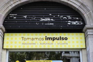 Barselona, İspanya - 3 Ekim 2022: Barcelona, Katalonya, İspanya 'daki Targobank banka bürosunun cephesi ve logosu 