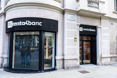 Barselona, İspanya - 3 Ekim 2022: Barcelona, Katalonya, İspanya 'da insanlarla dolu Renta 4 banka ofisinin cephesi ve logosu 