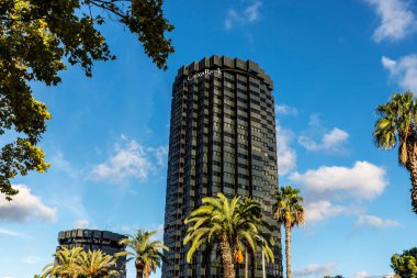 Barselona, İspanya - 3 Ekim 2022: Diagonal Avenue, Barcelona, Katalonya, İspanya 'daki CaixaBank merkez bankası ofisi ve La Caixa Vakfı' nın cephe ve logosu 