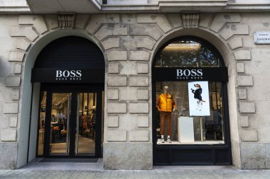 Barselona, İspanya - 3 Ekim 2022: Diagonal Bulvarı 'nda bir Hugo Boss giyim mağazasının sergilenmesi, Barcelona, Katalonya, İspanya' nın bir alışveriş caddesi 