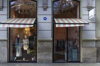 Barselona, İspanya - 3 Ekim 2022: Diagonal Bulvarı 'nda bir SKFK giyim mağazası, Barcelona, Katalonya, İspanya' nın bir alışveriş caddesi 